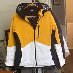 NWOT WOMENS SKI JACKET W REMOVABLE HOOD. INSULATED
22” across, 27” long